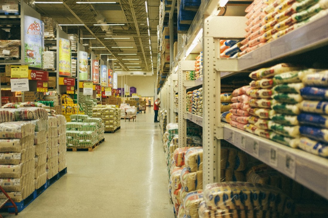 Scaffale di alimenti per animali in un negozio